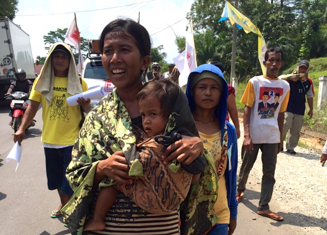 Ibu bersama anak ini juga warga Jambi, yang ikut aksi jalan kaki demi mendapatkan kejelasan lahan hidup mereka yang berkonflik dengan perusahaan maupun taman nasional. Foto: Serikat Tani Nasional