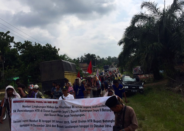 Warga Jambi terus berjalan kaki menuju Jakarta, menuntut penyelesaian konflik lahan. Sebab, keputusan soal HTR yang dibuat pemerintah sejak 2013, tak juga jalan hingga 2016. Foto: Serikat Tani Nasional