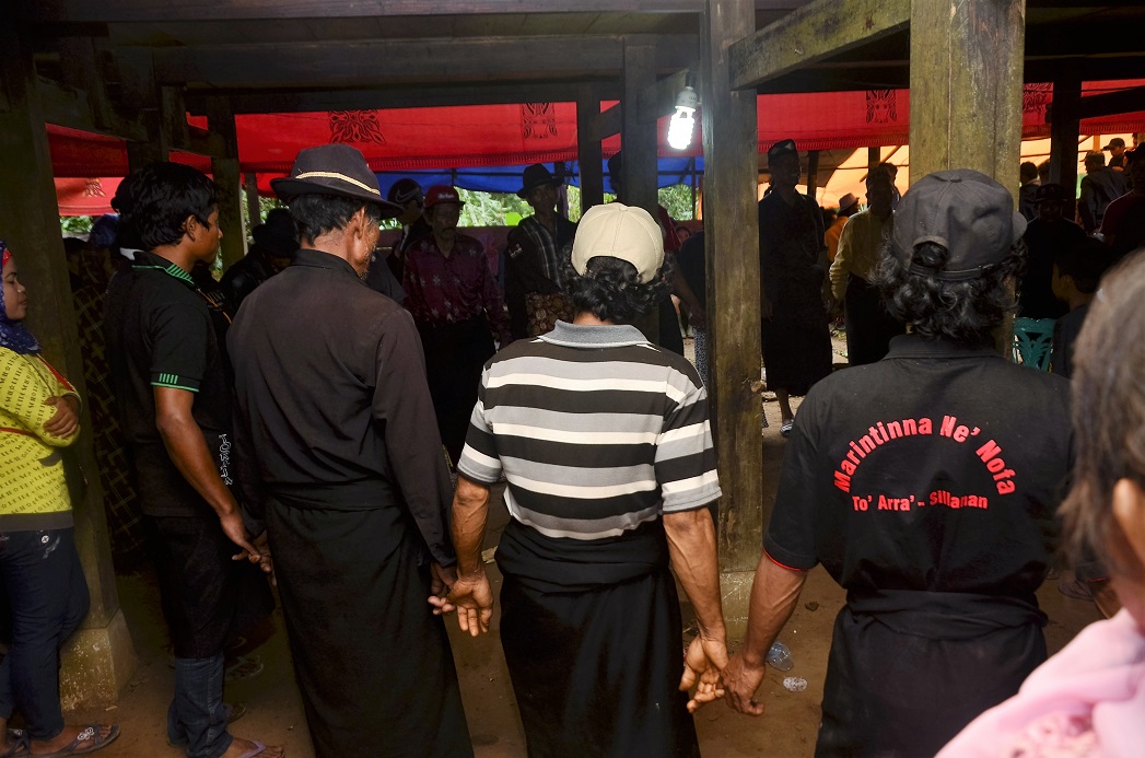 Beragam tradisi dan ritual tetap terjaga di masyarakat adat Tapong, Enrekang, Sulsel. Seperti halnya di Toraja, di komunitas adat Tapong ini juga dikenal ritual Rambu Solo, sebagai ritual kematian dan Rambu Tuka untuk ritual pesta adat atau perkawinan. Foto : Wahyu Chandra