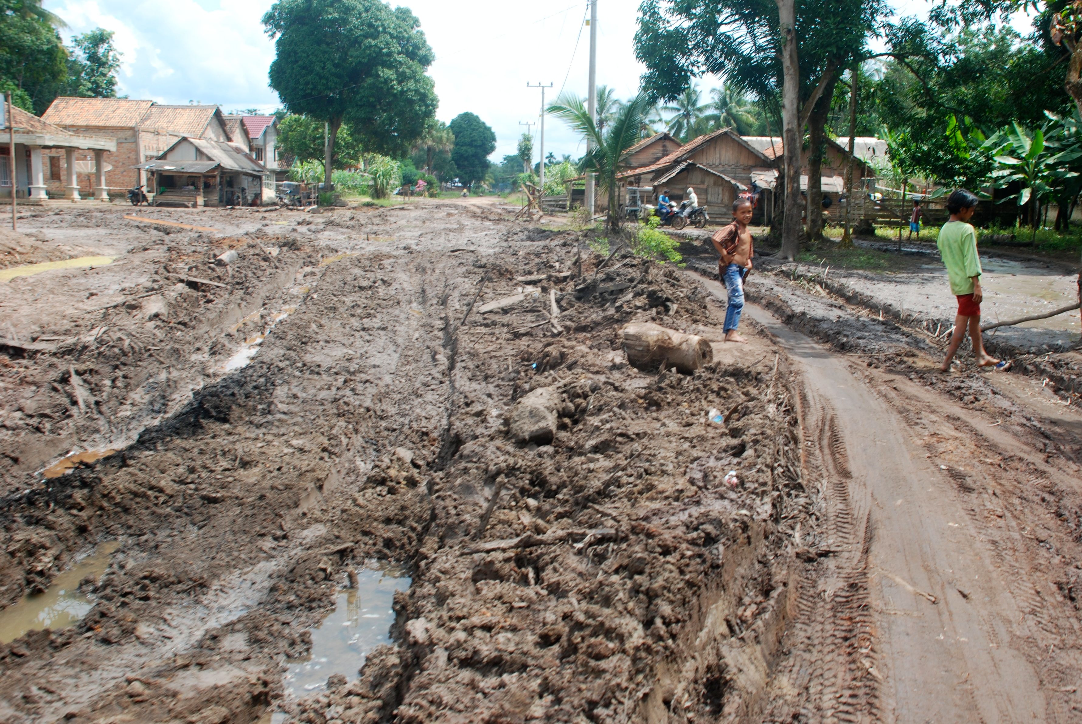 Puluhan jalan berlumpur dan berlubang ditemukan sepanjang perjalanan menuju Cengal. Foto Taufik Wijaya