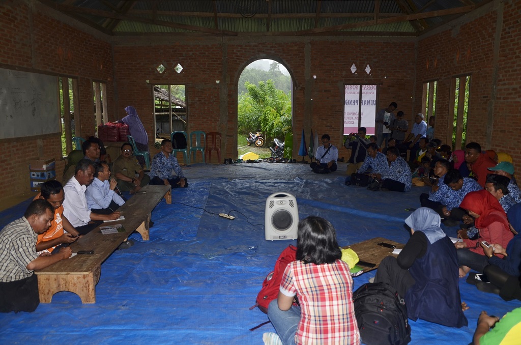 Manfaat keberadaan AgFor di Sulawesi ternyata tidak hanya dirasakan petani. Pihak pemerintah pun merasakan banyaknya manfaat proyek ini dalam mendukung proyek mereka. Terdapat sinergi antara pihak AgFor, masyarakat penerima manfaat dan pemerintah. Foto: Wahyu Chandra