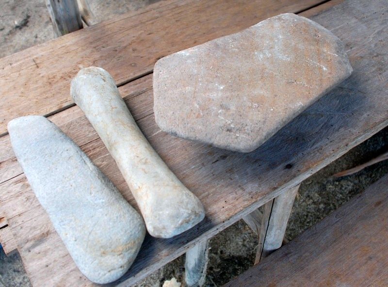 Batu pipisan (grinding stone) yang ditemukan di situs pemukiman Sriwijaya. Foto Taufik Wijaya