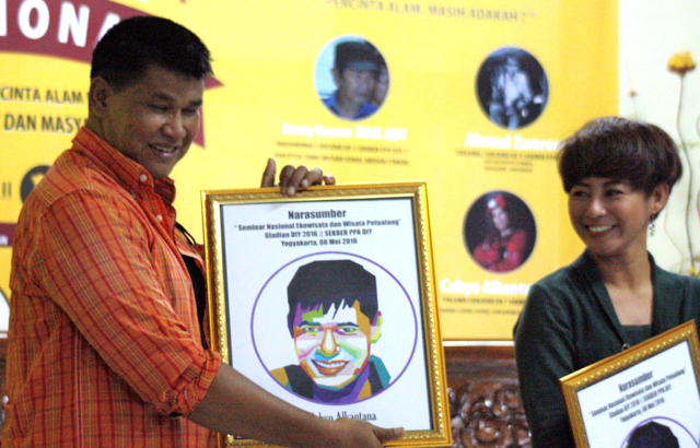 Cahyo Alkantana dan Riyanni Djangkaru dalam sebuah seminar di Yogyakarta. Foto: Nuswantoro