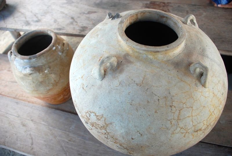 Dua guci dari masa Dinasti Tang yang ditemukan di situs pemukiman Sriwijaya. Foto Taufik Wijaya