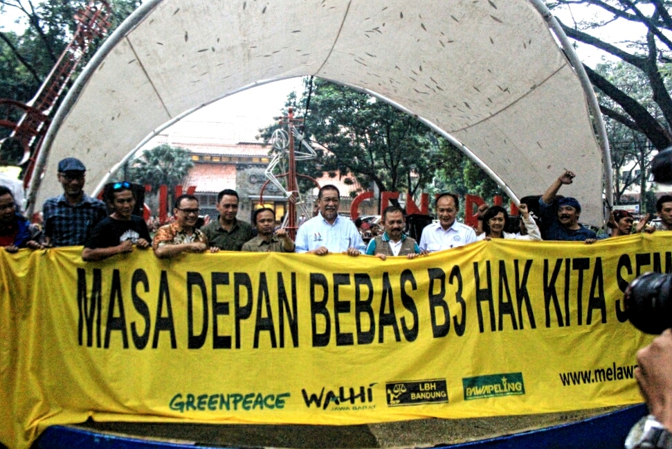 Pemerintah Provinsi Jawa Barat bersama LSM Greenpeace, Walhi Jabar, Pawapeling dan sejumlah tokoh masyarakat berfoto bersama sebagai bentuk komitmen melawan limbah B3 di Rancaekek. Foto Donny Iqbal 