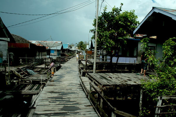 Salah satu perkampungan yang ada di dalam kawasan Taman Nasional Danau Sentarum, Kapuas Hulu. Foto: Andi Fachrizal