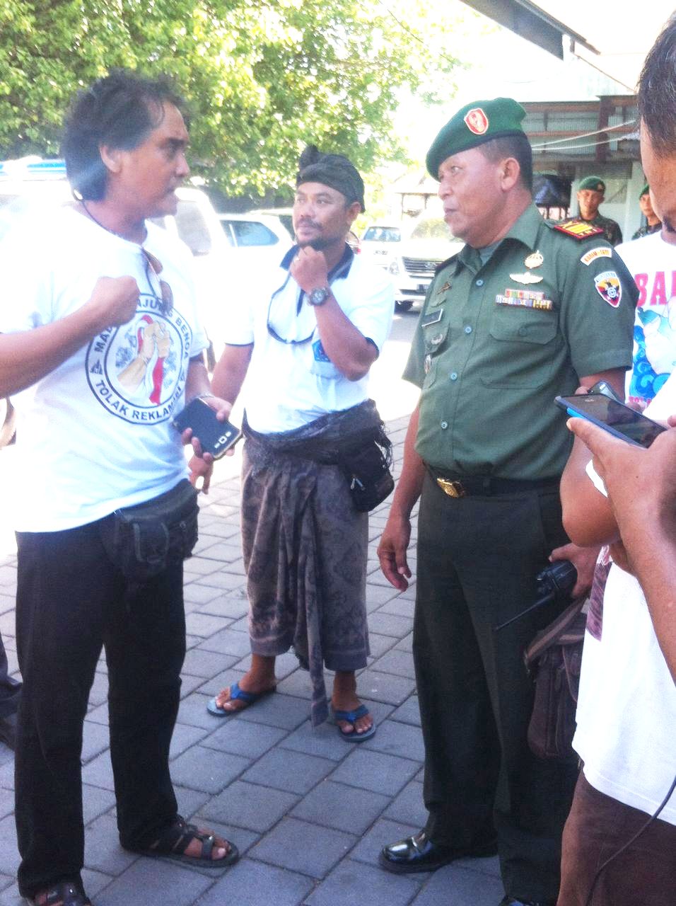 Ketua LPM Tanjung Benoa, Kadek Duarsan beradu mulut dengan TNI yang merobohkan baliho penolakan reklamasi Teluk Benoa Bali. Foto : ForBALI Dok ForBALI