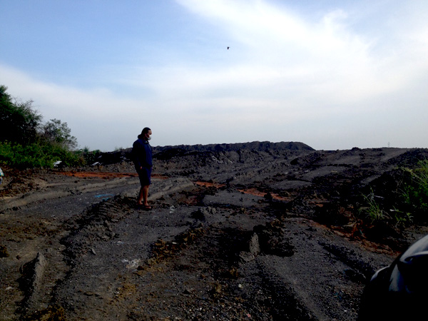 Limbah B3 dijadikan material urukan lahan di   Lakardowo. Foto: Ecoton