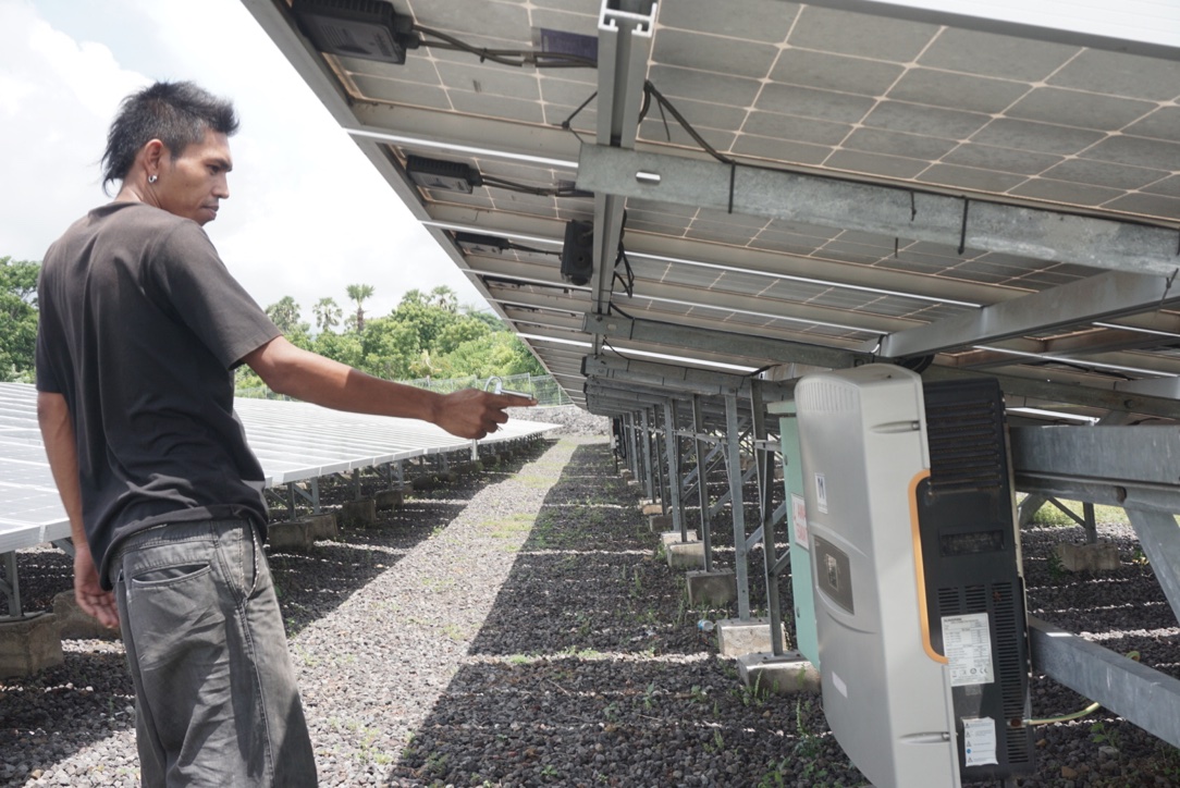 Wayan Sudiadna, penjaga PLTS Kubu, Karangasem, Bali, menunjuk alat panel surya yang rusak. Foto : Anton Muhajir