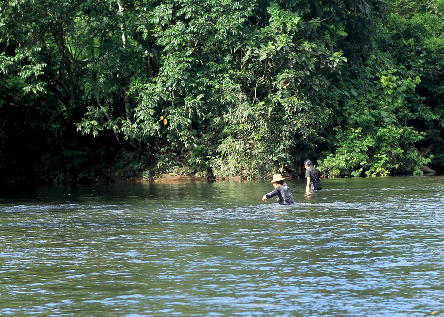 Inilah Sungai Suy’uk yang mengalir hingga ke Desa Tanjung sekaligus menjadi sumber kehidupan bagi Orang Suy’uk sejak ratusan tahun silam. Foto: Andi Fachrizal