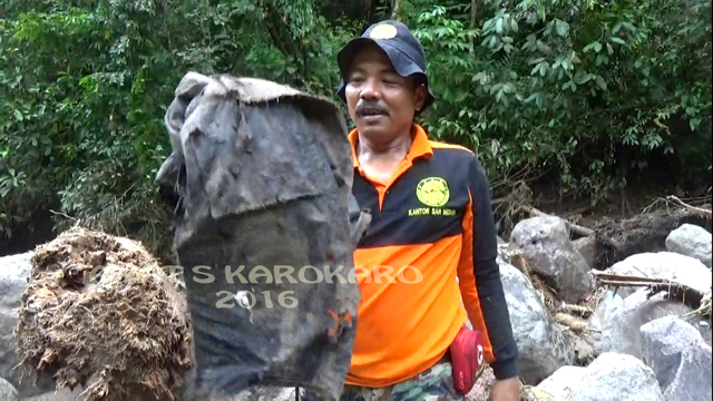 Tim SAR Medan menemukan celana diduga milik ranger, korban hilang akibat banjir bandang di Danau Dua Warna Sibolangit. Foto: Ayat S Karokaro