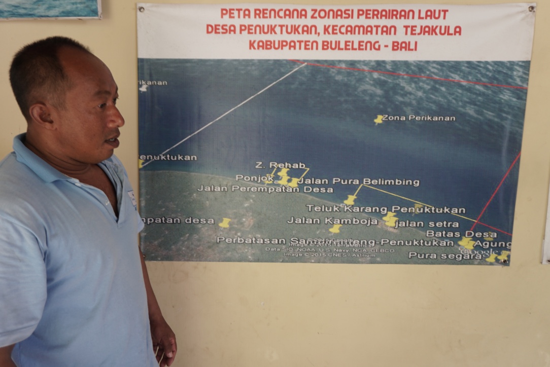 Seorang anggota Pokwamas menunjukkan rencana zonasi perairan wilayah termasuk untuk wilayah konservasi di desa Penuktukan, Tejakula, Kabupaten Buleleng, Bali. Foto : Anton Muhajir