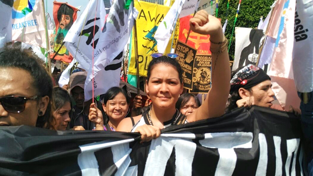 Gerakan bebas batubara (break free) di Bundaran HI Jakarta. Tampak Melanie Subono, ikut di tengah aksi. Foto: Indra Nugraha 