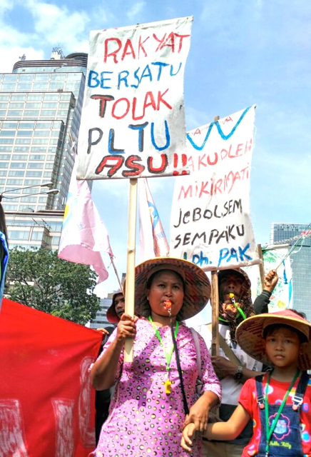 Ibu dan anak petani ikut aksi gerakan bebas batubara di Jakarta. Foto: Indra Nugraha