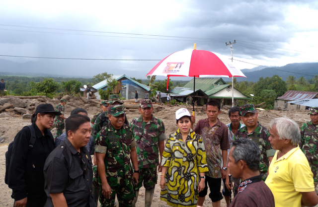 Wakil Bupati Sigi Paulina Martono bersama Danrem dan Dandim meninjau langsung lokasi banjir. Foto: Andika Dhika