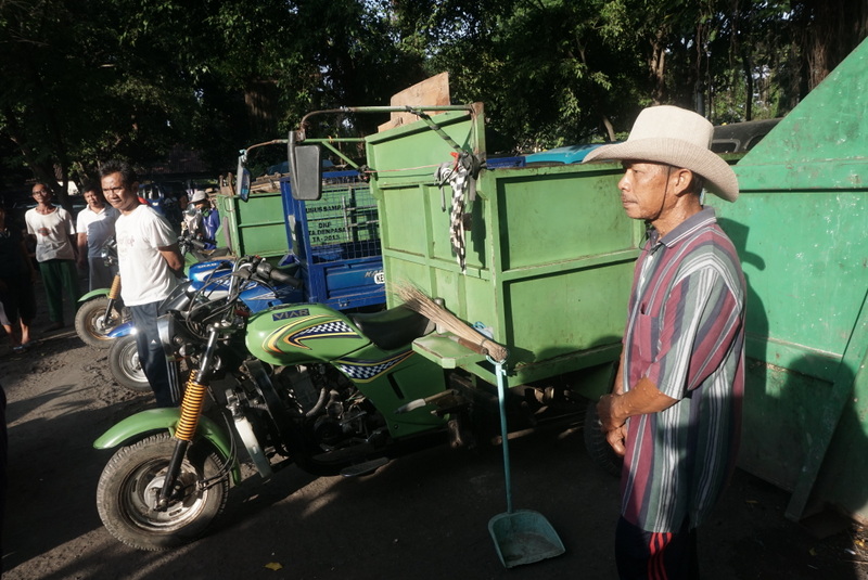 Meski sudah ada cikar listrik, Pemdes Pemecutan, Denpasar Barat, Bali masih memiliki cikar motor BBM untuk operasional mengangkut sampah. Foto : Luh De Suriyani