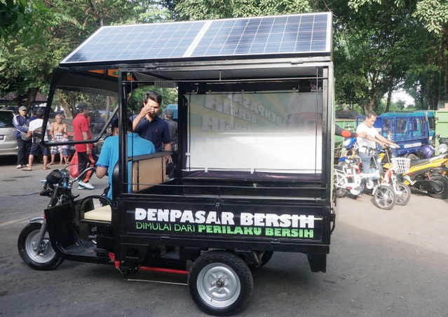 Satu unit cikar listrik dengan energi surya yang digunakan untuk mengangkut sampah di Desa Pemecutan, Denpasar Barat, Bali. Cikar ini beratapkan solar panel untuk memanen energi surya. Foto : Luh De Suriyani