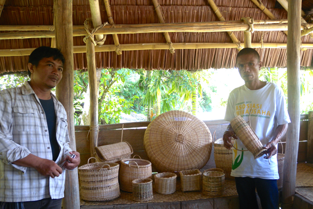 Rotan produksi Desa Namo, selain dijual mentah juga dibuat beragam kerajinan tangan. Foto: Andika Dhika