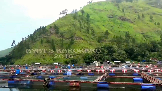 Keramba jaring apung di Danau Toba. Foto: Ayat S Karokaro