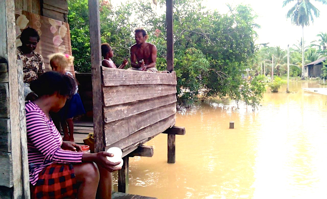 Warga Sima, kini harus menghadapi banjir kala hutan dan lingkungan mereka mulai rusak. Foto: Yayasan Pusaka