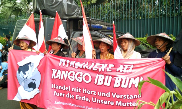 Perempuan Kendeng protes perusahaan Jerman agar berinvestasi peduli dampak. Foto: Indra Nugraha