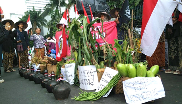 Perempuan Kendeng aksi membawa hasil tani. Foto: Indra Nugraha