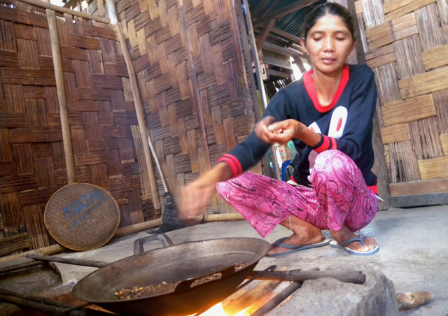 Perempuan Desa Mapahi sedang menyangrai kopi. Foto: Andika Dhika
