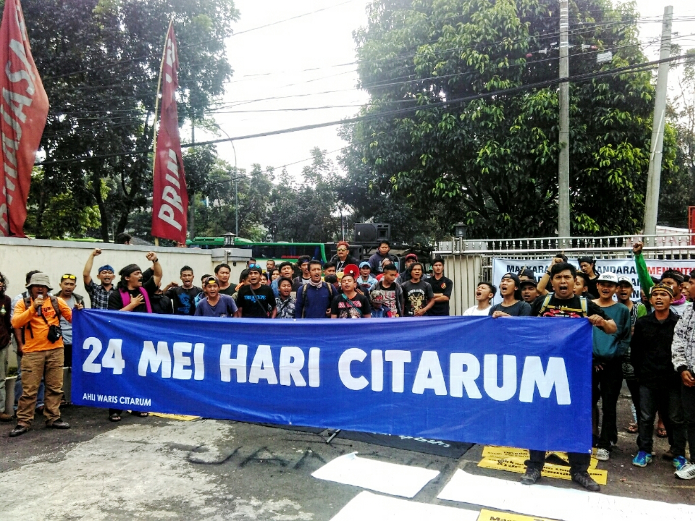 Sejumlah orang dari Desa Rancaekek, Kabupaten Bandung, Jabar, merayakan kemenangan gugatan Koalisi Melawan Limbah di depan PTUN Bandung, jalan Diponogoro, Selasa (24/05/2016). Mereka melakukan sujud syukur setelah selesai persidangan. Foto : Donny Iqbal  