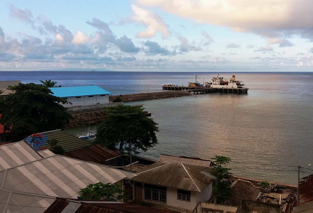 Suasana pagi di dermaga Pulau Kawaluso, Kabupaten Kepulauan Sangihe, Sulut. Pulau Kawaluso merupakan salah satu gugusan pulau terdepan di sebelah utara Indonesia. Foto : Agustinus Wijayanto