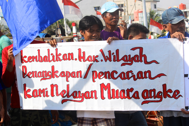 Protes nelayan Muara Angke, yang makin kesulitan kala laut wilayah tangkap mereka menjadi pulau-pulau reklamasi. Foto: Sapariah Saturi