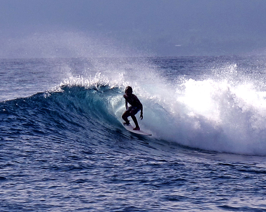 Seorang peselancar sedang surfing di pantai perairan Nusa Lembongan, Klungkung, Bali. Ombak yang besar di Nusa Lembongan menjadi salah satu daya tarik destinasi wisata di selatan Pulau Bali itu. Foto : Wisuda