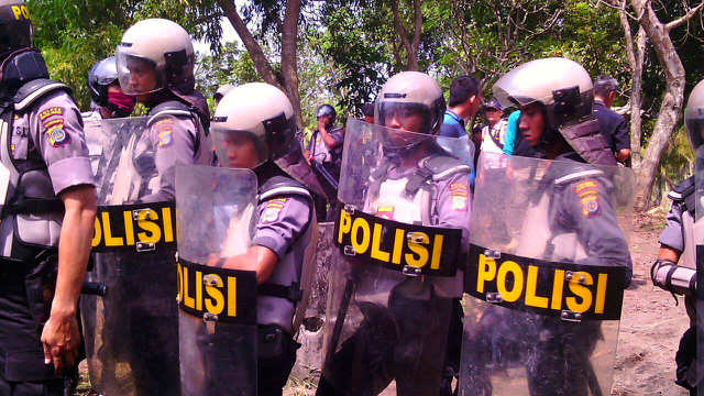 Aparat kepolisian berjaga-jaga kala tim penilai datang ke desa dalam kaitan pembangunan bandara. Foto" LBH Yogyakarta