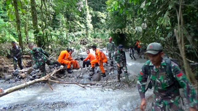 Dalam pencarian korban banjir bandang dan longsor di ekowisata air terjun dua warna Sibolangit, tim SAR menyisir wilayah hulu dan aliran sungai. Foto: Ayat S Karokaro