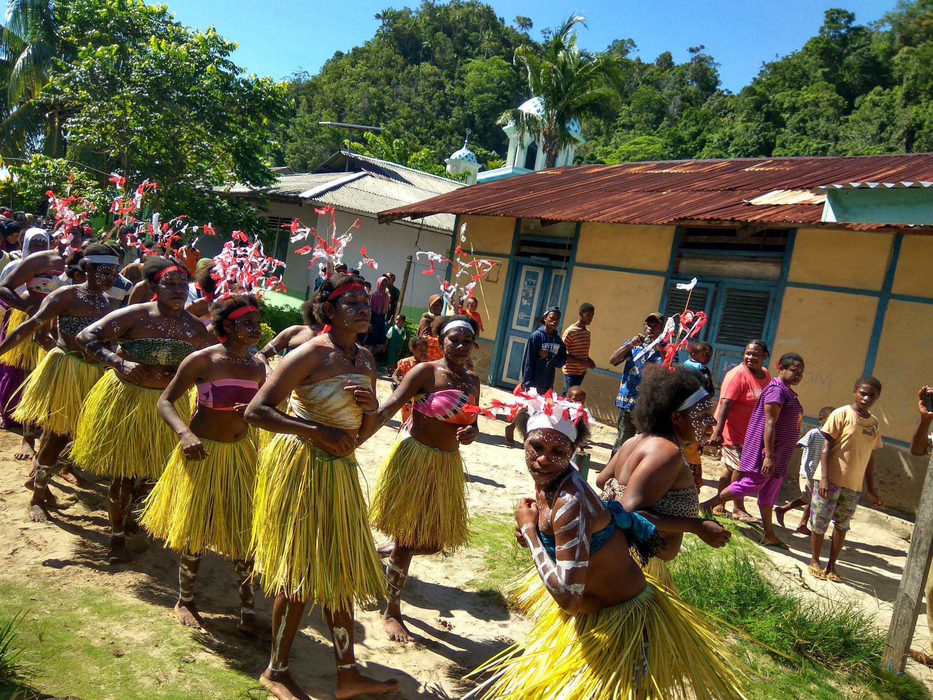 Sejumlah wanita menari dalam upacara adat penetapan kawasan konservasi Pulau Namatota, Kabupaten Kaimana, Papua Barat pada Kamis (12/05/2016). Pulau Namatota termasuk Kawasan Konservasi Perairan Daerah (KPPD) Kaimana. Foto : M Ambari