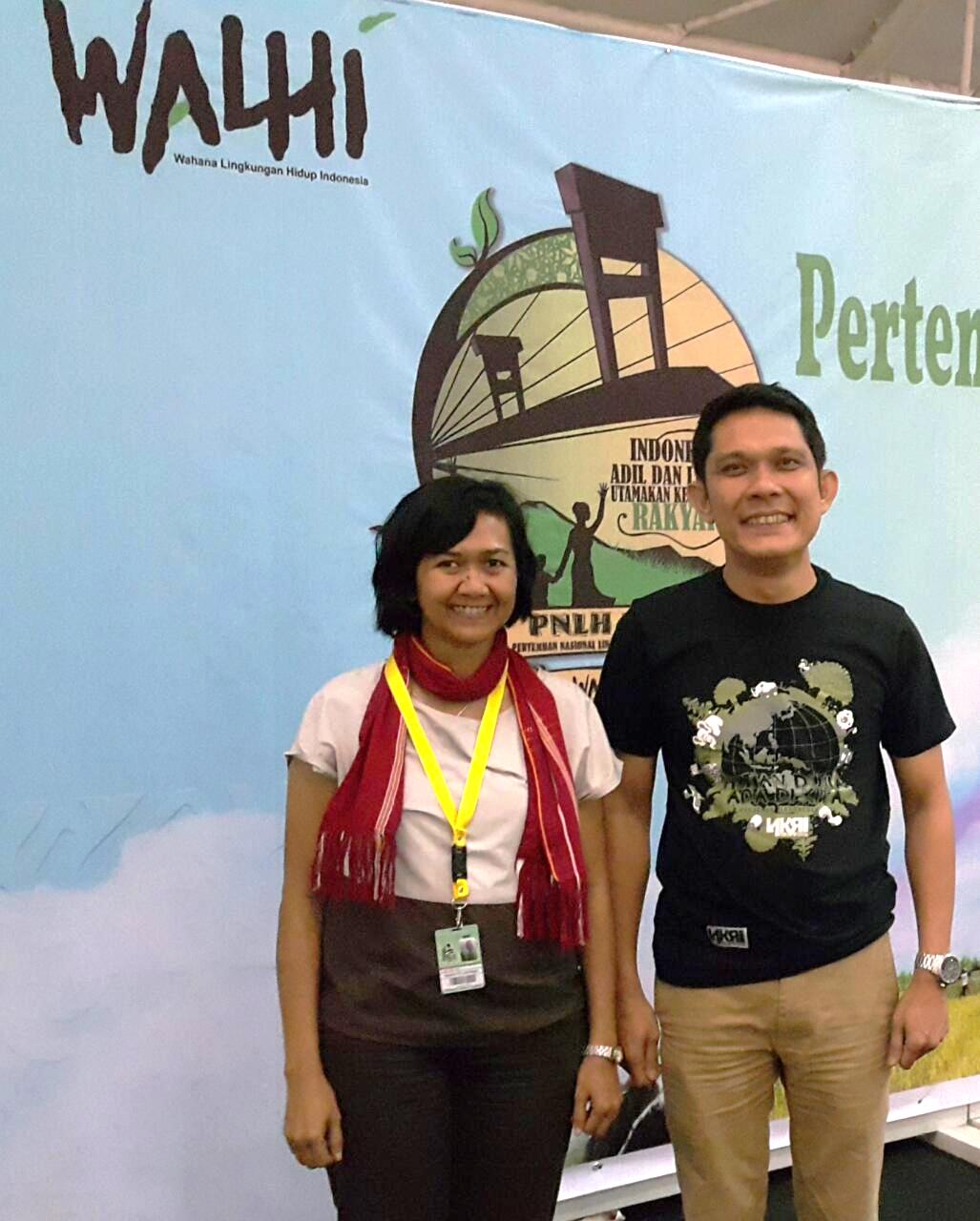 Nur Hidayati atau akrab disapa Yaya (kiri) yang terpilih menjadi direktur eksekutif nasional Wahana Lingkungan Hidup Indonesia (Walhi) menggantikan Abetnego Tarigan (kanan) dalam Pertemuan Nasional Lingkungan Hidup (PNLH) XII di Palembang, 28 April 2016. Foto : Abetnego Tarigan