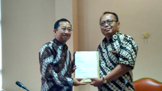 Budi S. Wardhana, Deputi Bidang Perencanaan dan Kerjasama BRG menerima peta yang diserahkan Suhendra Wiriadinata, Direktur APP. Foto: Lusia Arumingtyas 
