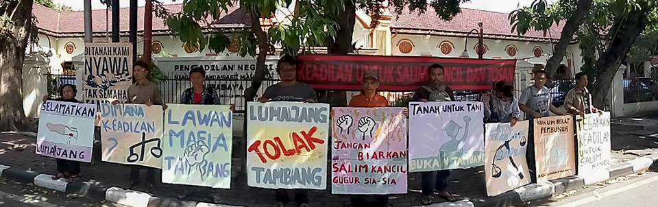 Aksi Walhi Jawa Timur dan Tim Advokasi Salim Kancil di depan PN Surabaya. Foto: Walhi Jatim