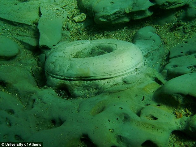 Gambaran situs kuno di dasar laut ini. Foto atas dan bawah: University of Athens
