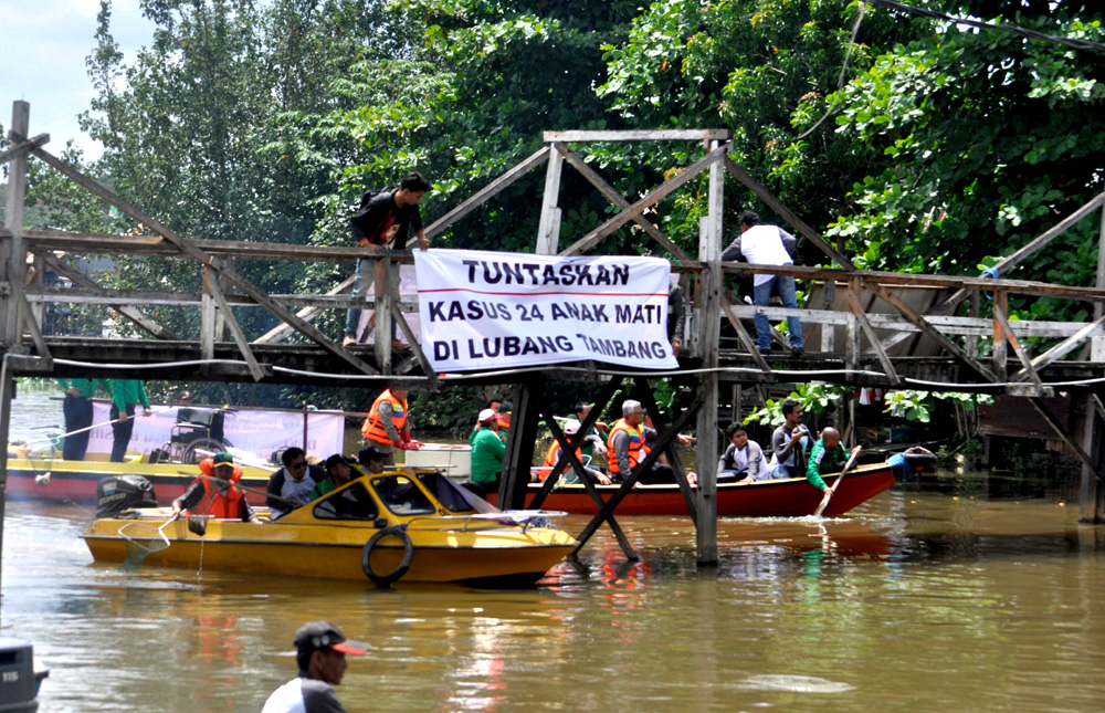 Spanduk yang dipajang Forum Satu Bumi yang mengkritisi kondisi nyata Kalimantan Timur. Foto: Yustinus S. Hardjanto