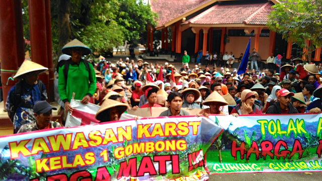 Aksi warga Gombong ketika sidang Amdal di BLH Jawa Tengah, 8 Juni 2016.