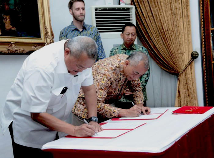 Gubernur Sumsel Alex Noerdin dan Andjar Rafiastanto, Country Director ZSL Indonesia, saat penandatanganan MoU lansekap Dangku-Sembilang. Foto: Humas Pemprov Sumsel