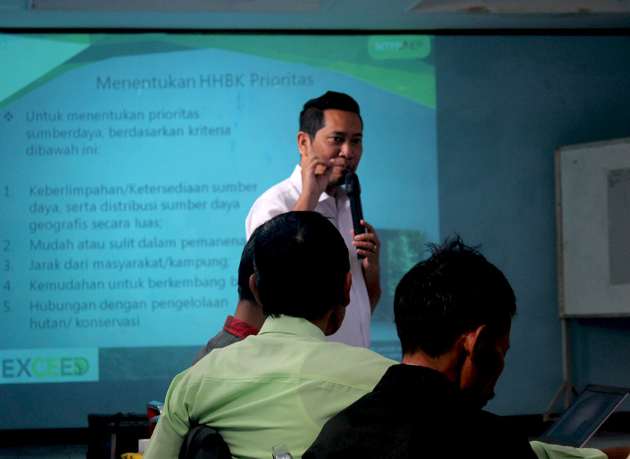 Jusupta Tarigan mengenalkan cara menentukan HHBK prioritas kepada petani di Rejang Lebong, Bengkulu. Foto: Dedek Hendry