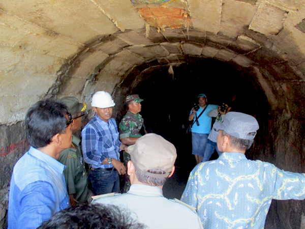 Kepala Teknik Tambang PT. CBS Danu Adryanto menjelaskan konstruksi terowongan. Foto: Dedek Hendry