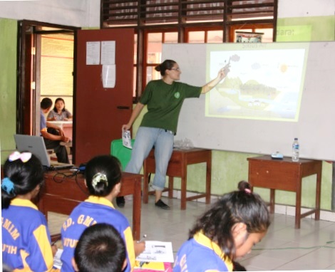 Mathilde Chanvin, pendiri Pendidikan Konservasi Tangkoko (PKT), saat memberikan pengetahuan konservasi kepada anak-anak. Foto : Pendidikan Konservasi Tangkoko 