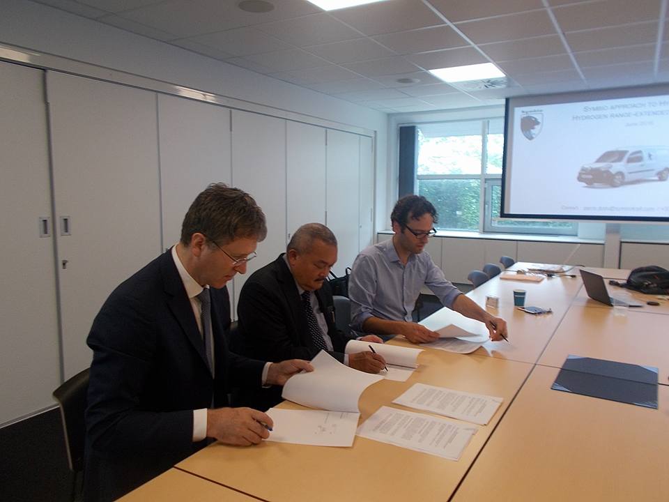 Gubernur Sumsel Alex Noerdin (tengah) menandatangani kesepakatan dengan joint venture antara Presiden IMS Ecubes Mr. Aleksander Gerbec dan Mr. Ben Todd Direktur Arcola Energi,  di Kopenhagen, Denmark, Kamis (17/06/2016), terkait kendaraan hidrogen. Foto: Najib Asmani