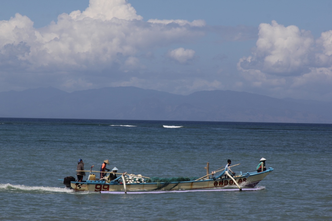 Nelayan di Labuhan Haji, Kabupaten Lombok Timur NTB berangkat melaut. Ribuan nelayan di Labuhan Haji terancam mata pencaharian karena rencana pengerukan pasir di perairan Lombok Timur untuk reklamasi Teluk Benoa Bali. Foto : Anton Muhajir