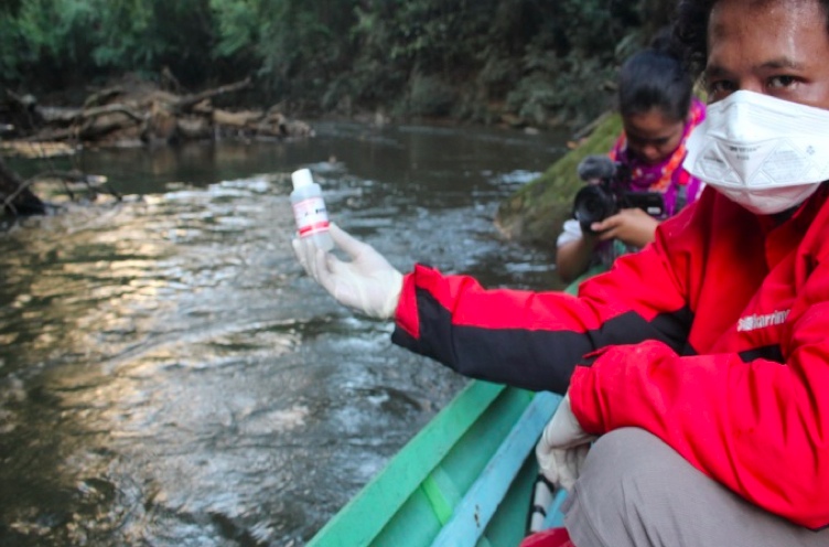 Sungai, sumber air bagi kehidupan warga di Kalimantan Tengah, ini tercemar tambang batubara. Pemerintah masih bepikir, ini pilihan... Foto: Walhi Kalteng 