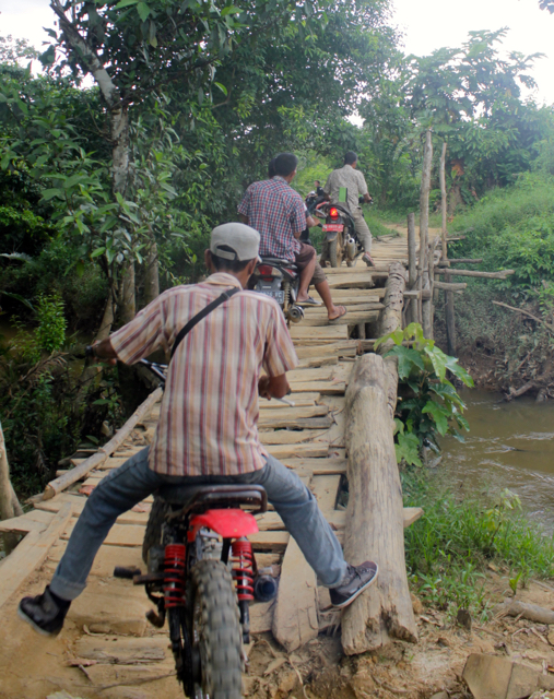 Jembatan penghubung, merupakan satu-satunya akses keluar bagi masyarakat Batin Sembilan yang masih bertahan di lahan mereka yang sekarang masuk kawasan perusahaan. Foto: Elviza Diana