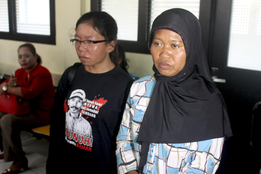 Tijah (kanan) istri almarhum Salim Kancil hadir di persidangan. Ia menuntut pembunuh suaminya dihukum mati. Foto: Petrus Riski