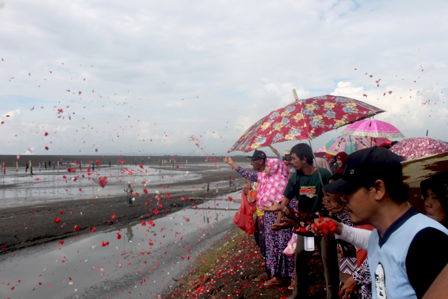 Warga memperingati 10 Tahun Lumpur Lapindo dengan tabur  bunga di atas tanggul kolam penampungan lumpur, Senin 30 Mei 2016. Foto:  Petrus Riski